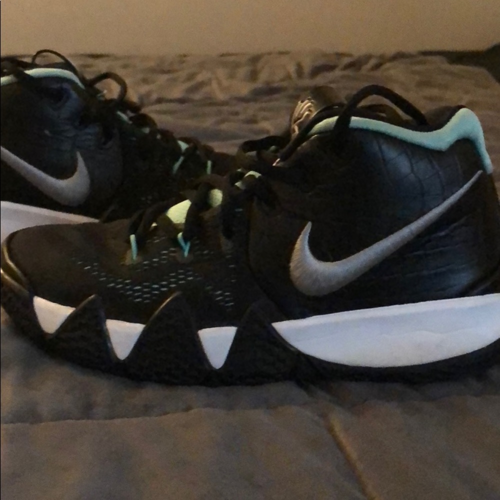 Boys Nike Kyrie 4’s
